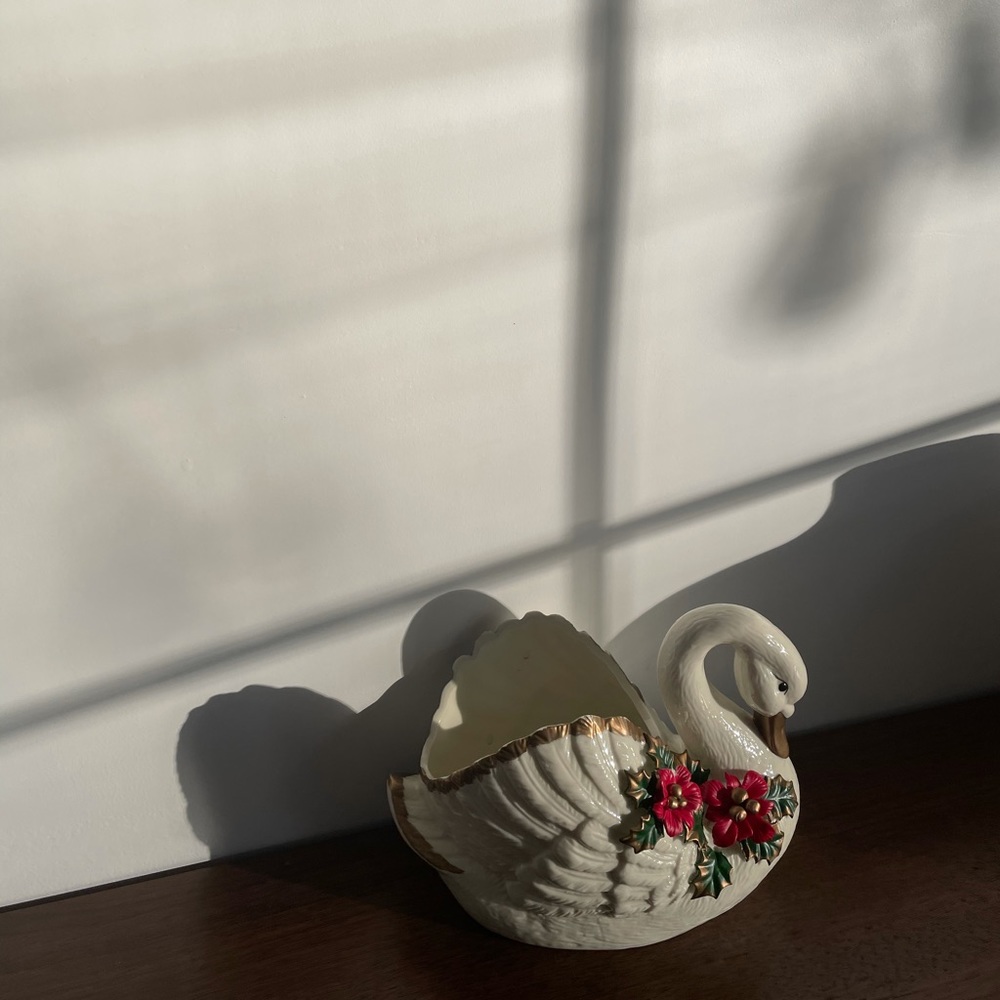 Vintage swan vase